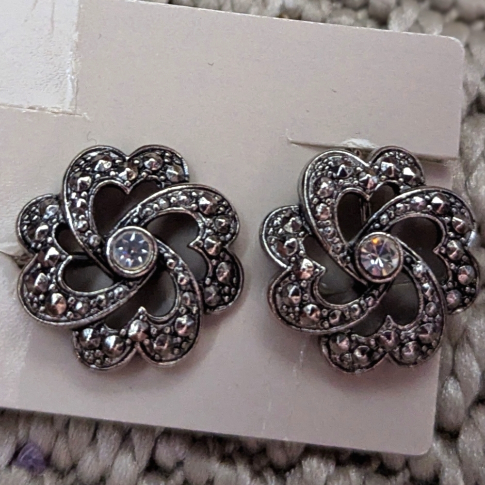 Classic accent clip earrings